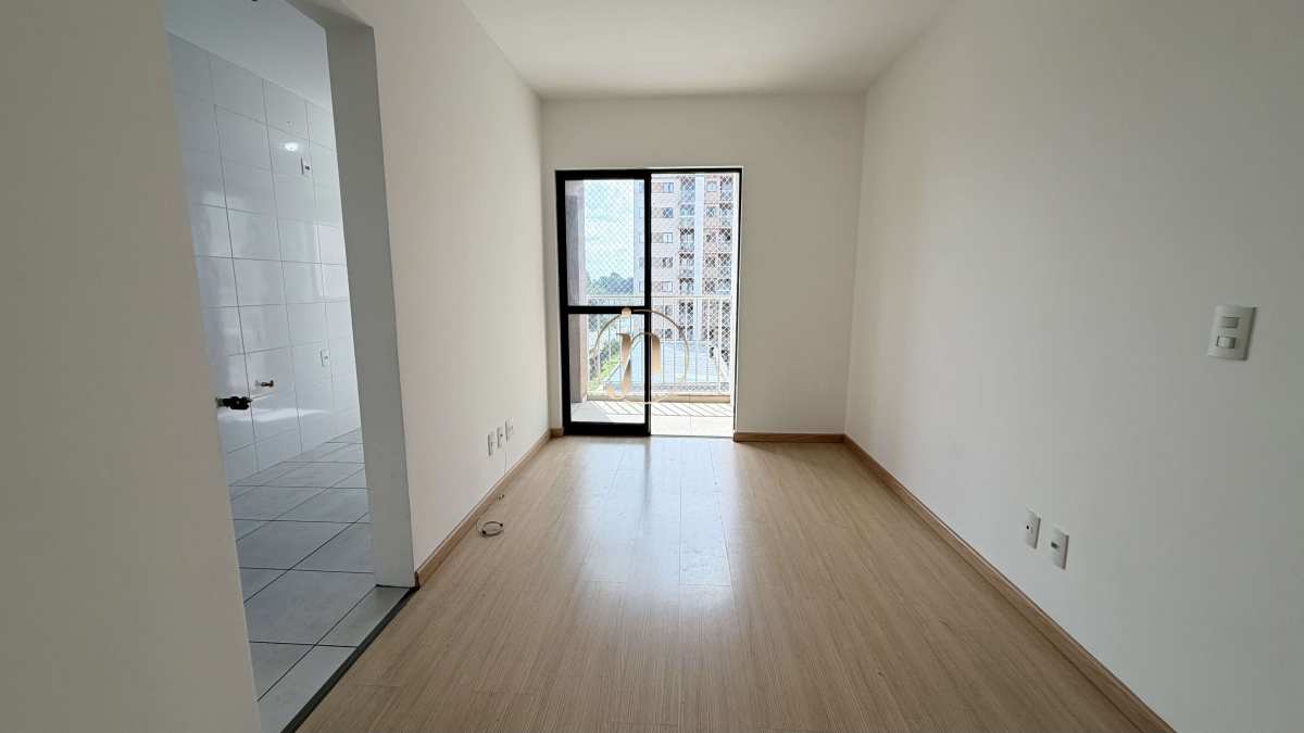 Apartamento com 2 Dormitórios, elevador, sacada com churrasqueira.