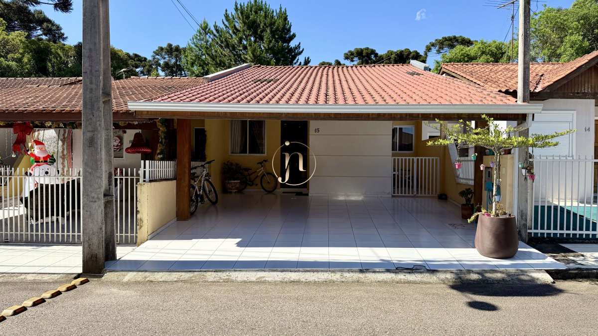 Casa com 3 quartos sendo 1 suíte com closet